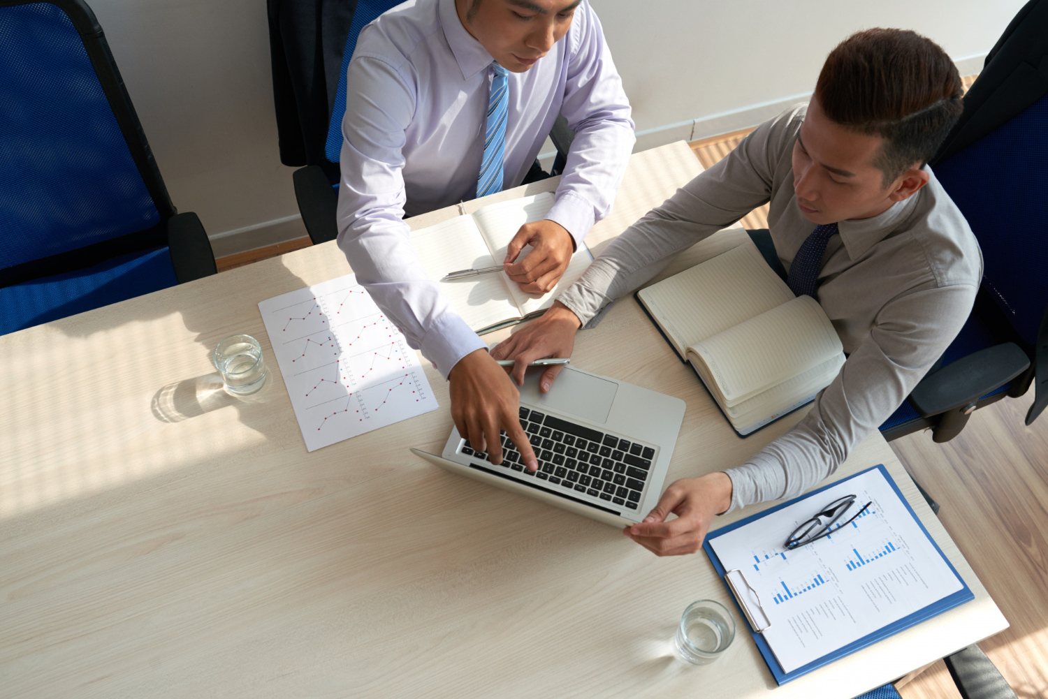 Entrepreneur reviewing franchise financing options with financial advisor