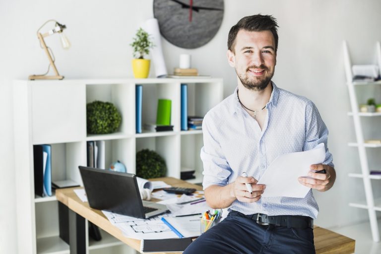 man-office-freepik Man in office illustrates blog "The Importance of a Strong Business Plan in Securing Funding"